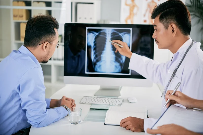 Bác sĩ giải đáp kết quả chụp cho bệnh nhân