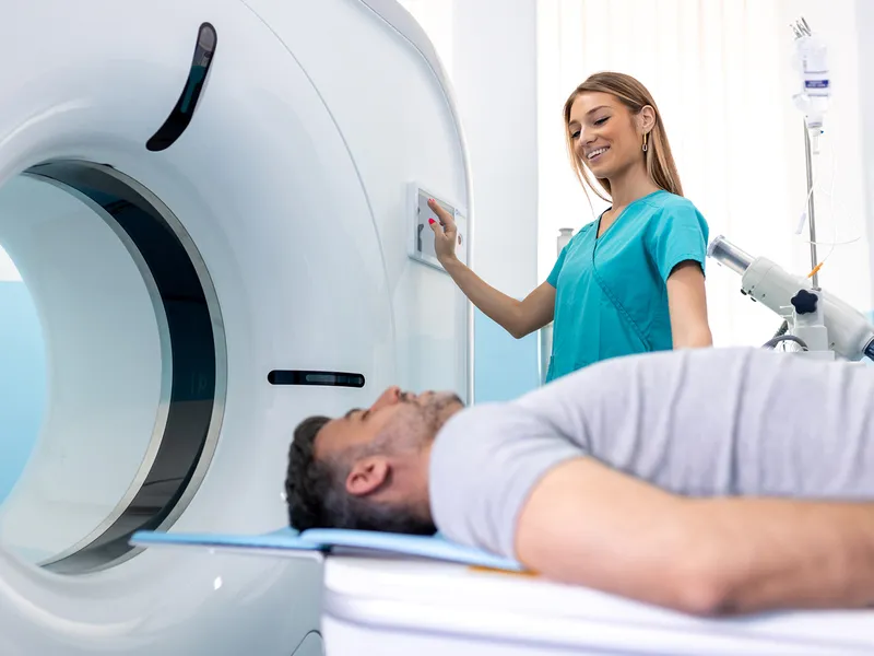 Bệnh nhân được chụp MRI não dưới sự hướng dẫn của kỹ thuật viên