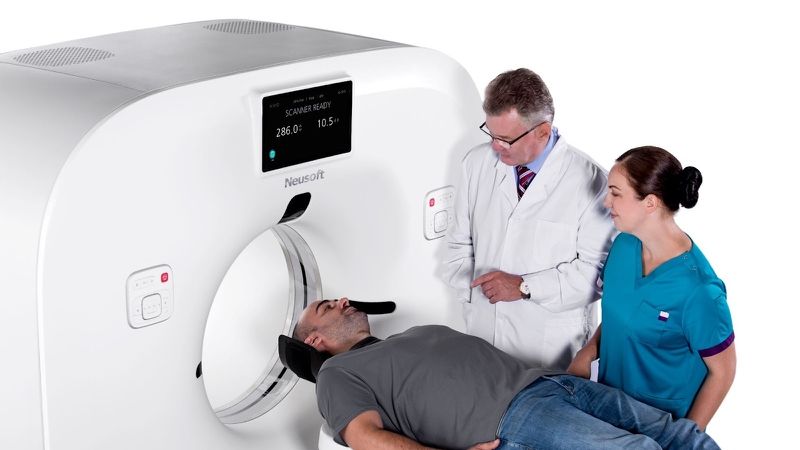 Bệnh nhân được tư vấn và hướng dẫn nằm đúng tư thế trước khi chụp CT đầu