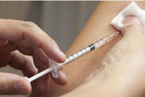 Có nên tiêm thuốc cản quang hay không?